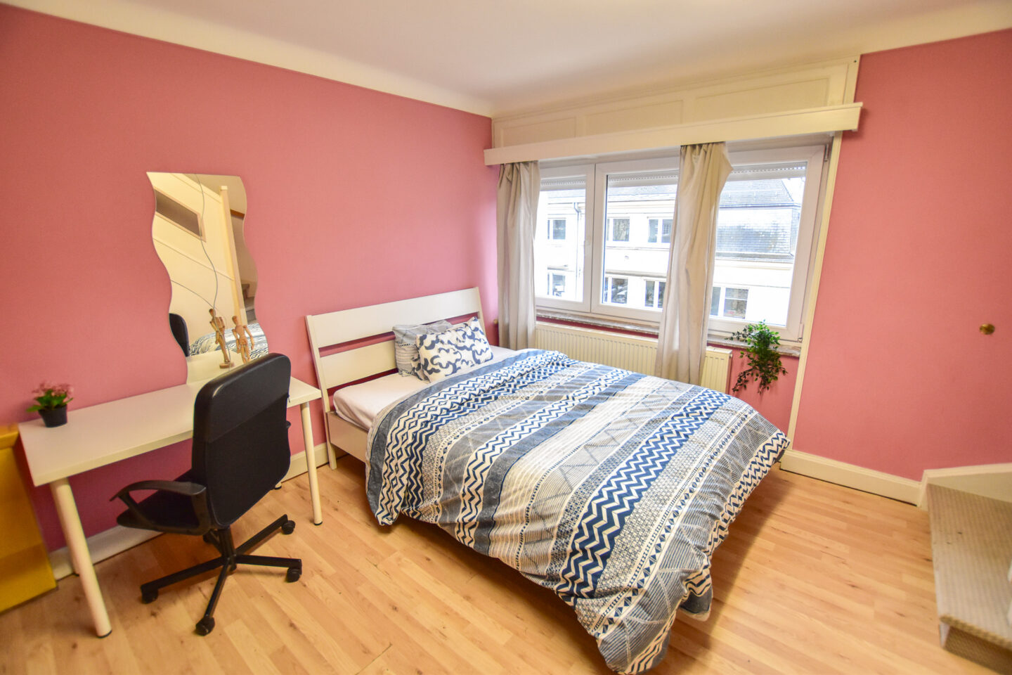 Furnished Double Bedroom (2.2) in a property with garden | Belair ...